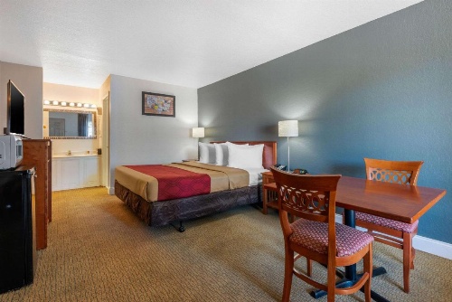 Econo Lodge Airport At RJ Stadium image 13